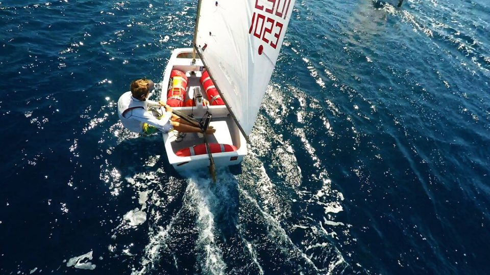 how to sail a yacht single handed