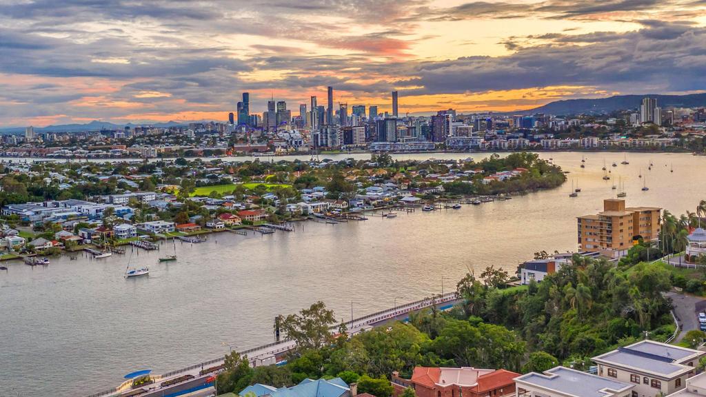 Brisbane River winding through the city, a starting point for sailing in Brisbane
